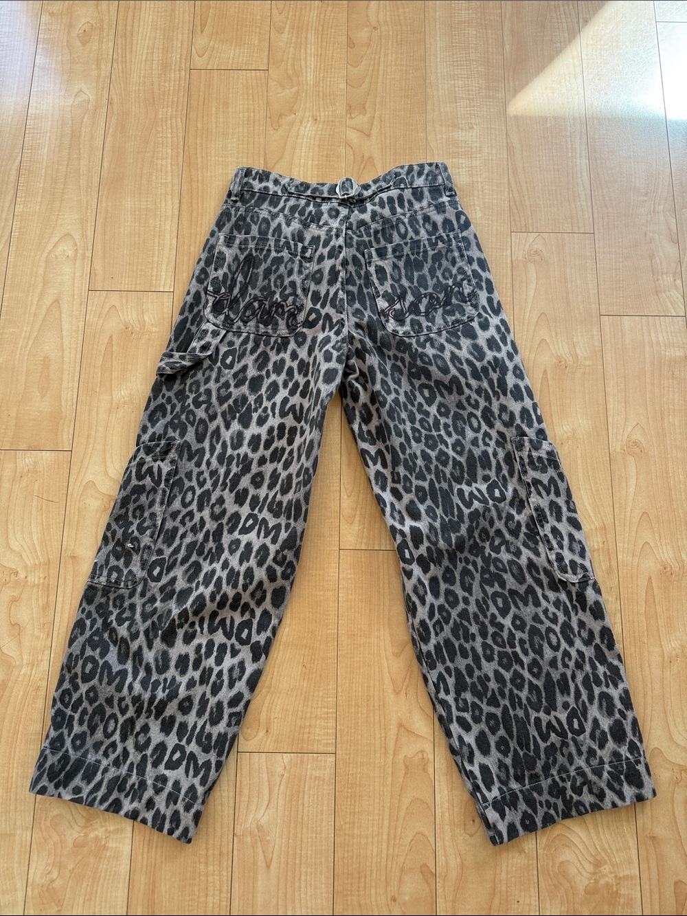 Leopard Print Grey Wide-Leg Women’s Jeans - Picture 9 of 10